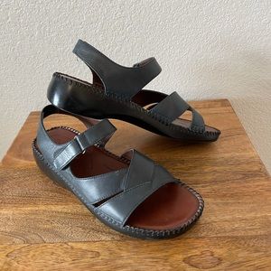 Naturalizer Navy Leather Sandals
